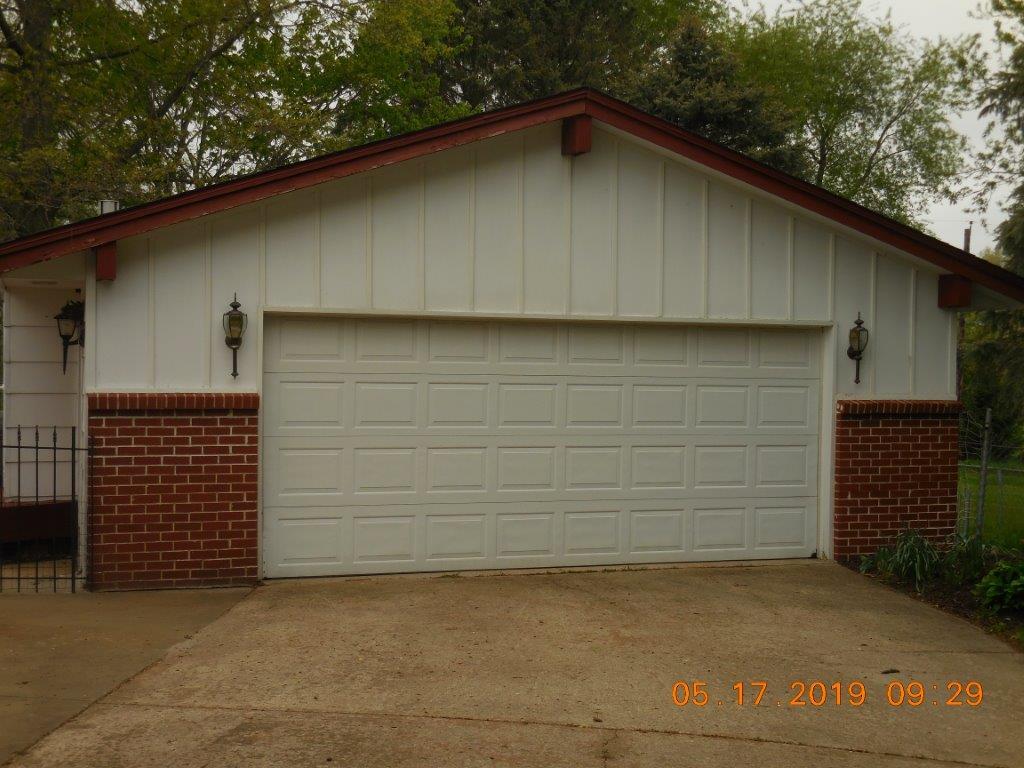 7135 Ralph Road Rockford, IL 61109 - Photo 2 of 16 a backyard of a house