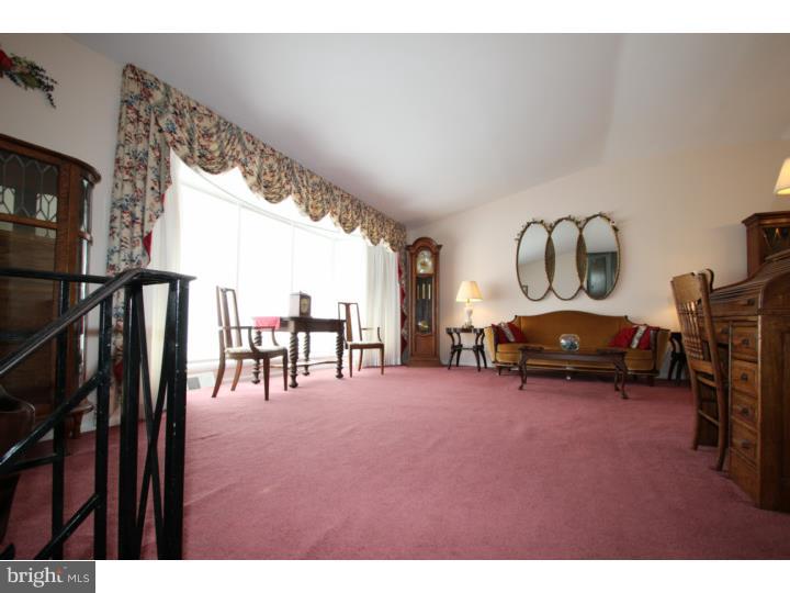 3811 Brookview Road Philadelphia, PA 19154 - Photo 8 of 25 Living Room
