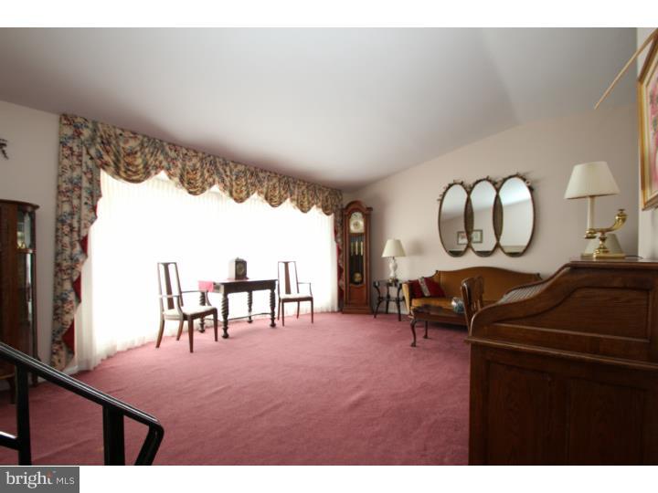 3811 Brookview Road Philadelphia, PA 19154 - Photo 10 of 25 Living Room