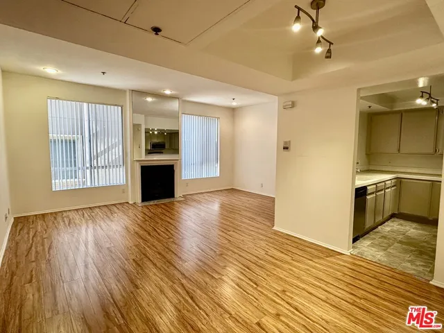 $3,000 | 8614 Burton Way, Unit 205, Los Angeles, CA 90048