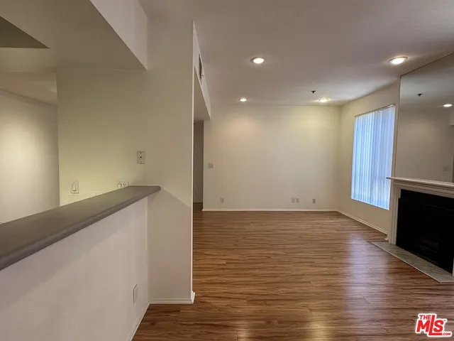 $3,000 | 8614 Burton Way, Unit 205, Los Angeles, CA 90048