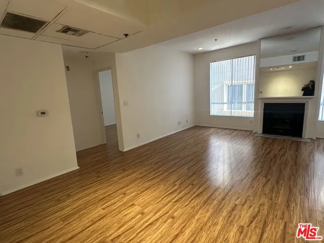 $3,000 | 8614 Burton Way, Unit 205, Los Angeles, CA 90048