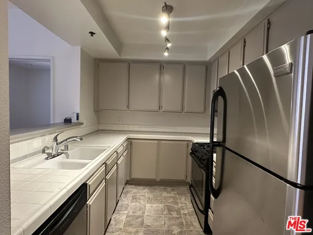$3,000 | 8614 Burton Way, Unit 205, Los Angeles, CA 90048