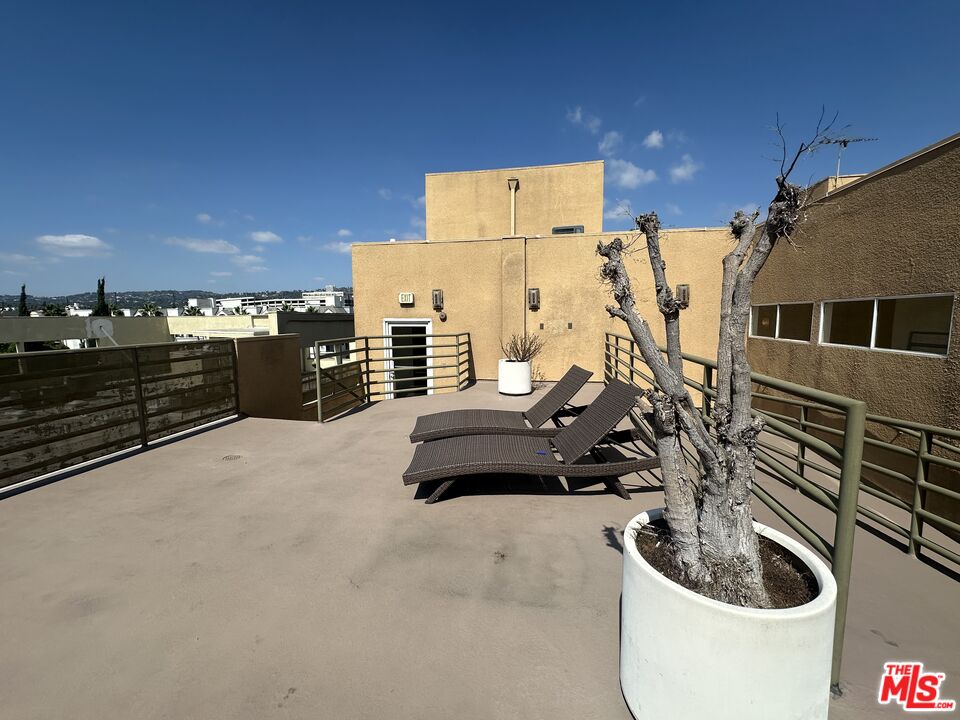 8614 Burton Way, Unit 205 Los Angeles, CA 90048 - Photo 3 of 29