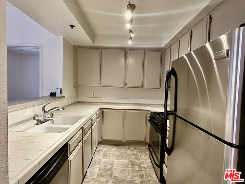 8614 Burton Way, Unit 205 Los Angeles, CA 90048 - Photo 4 of 29