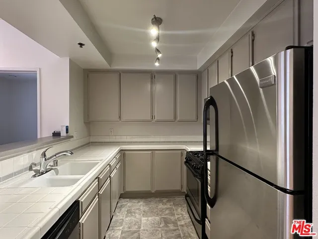 $3,000 | 8614 Burton Way, Unit 205, Los Angeles, CA 90048
