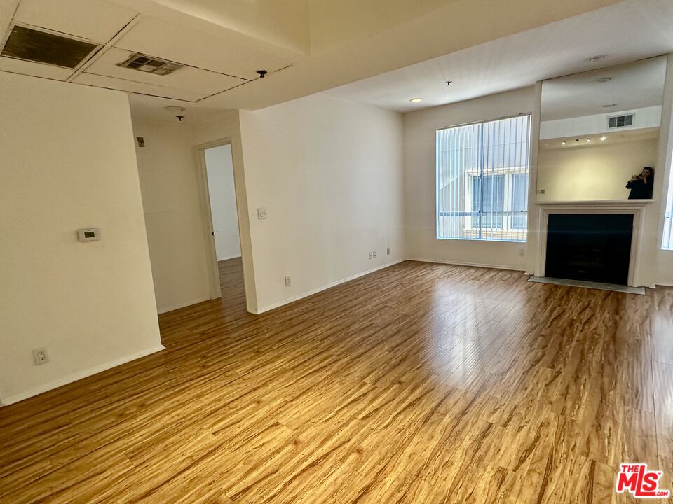 8614 Burton Way, Unit 205 Los Angeles, CA 90048 - Photo 5 of 29