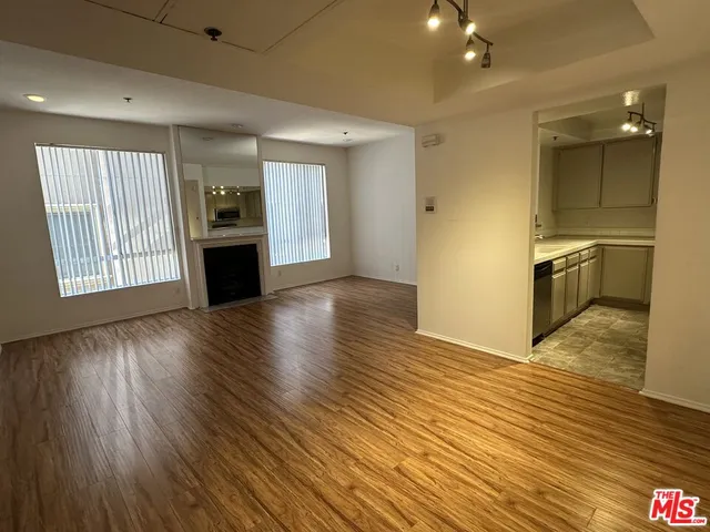 $3,000 | 8614 Burton Way, Unit 205, Los Angeles, CA 90048