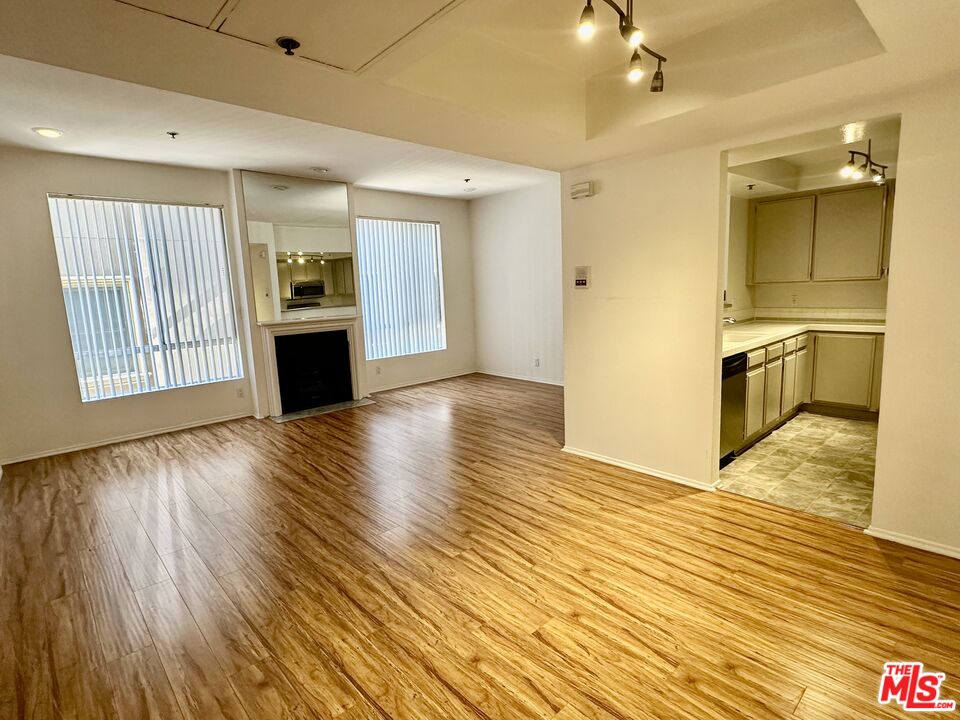 8614 Burton Way, Unit 205 Los Angeles, CA 90048 - Photo 6 of 29
