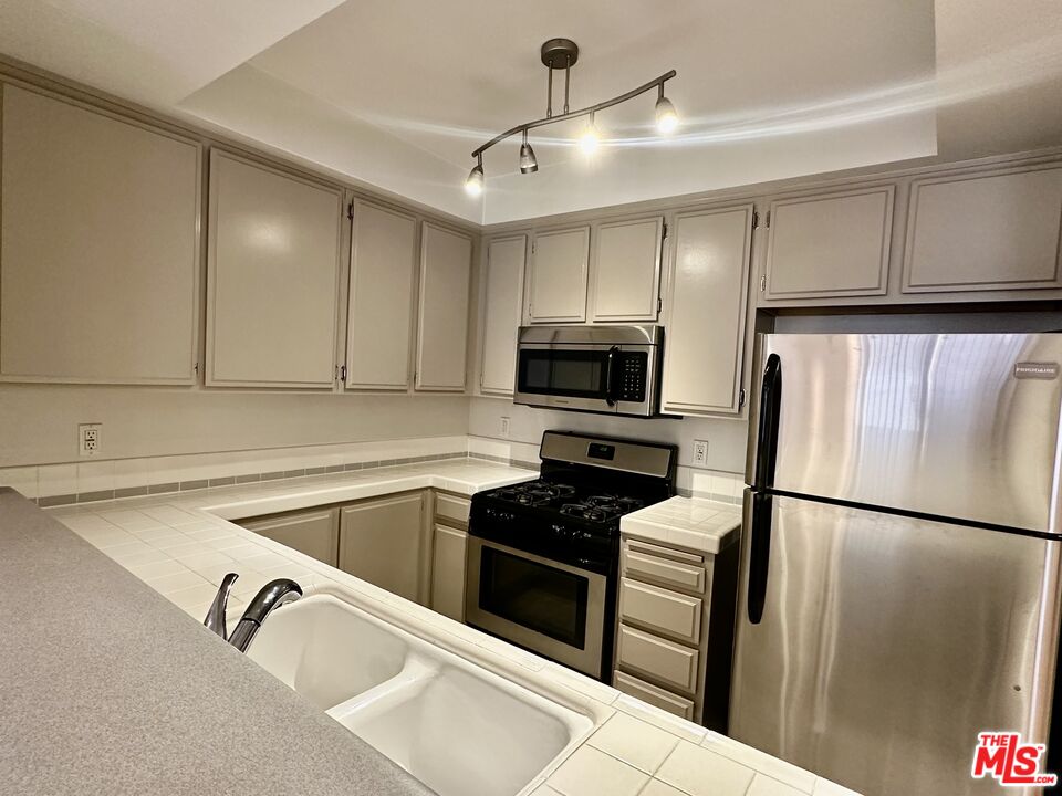 8614 Burton Way, Unit 205 Los Angeles, CA 90048 - Photo 7 of 29