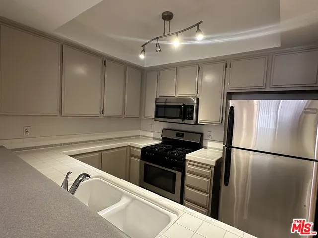 $3,000 | 8614 Burton Way, Unit 205, Los Angeles, CA 90048
