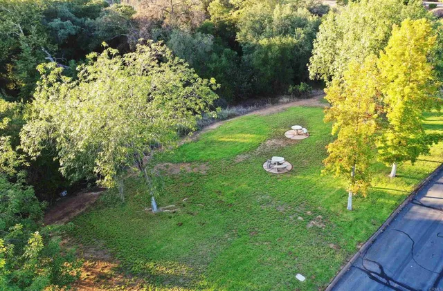 a view of a back yard