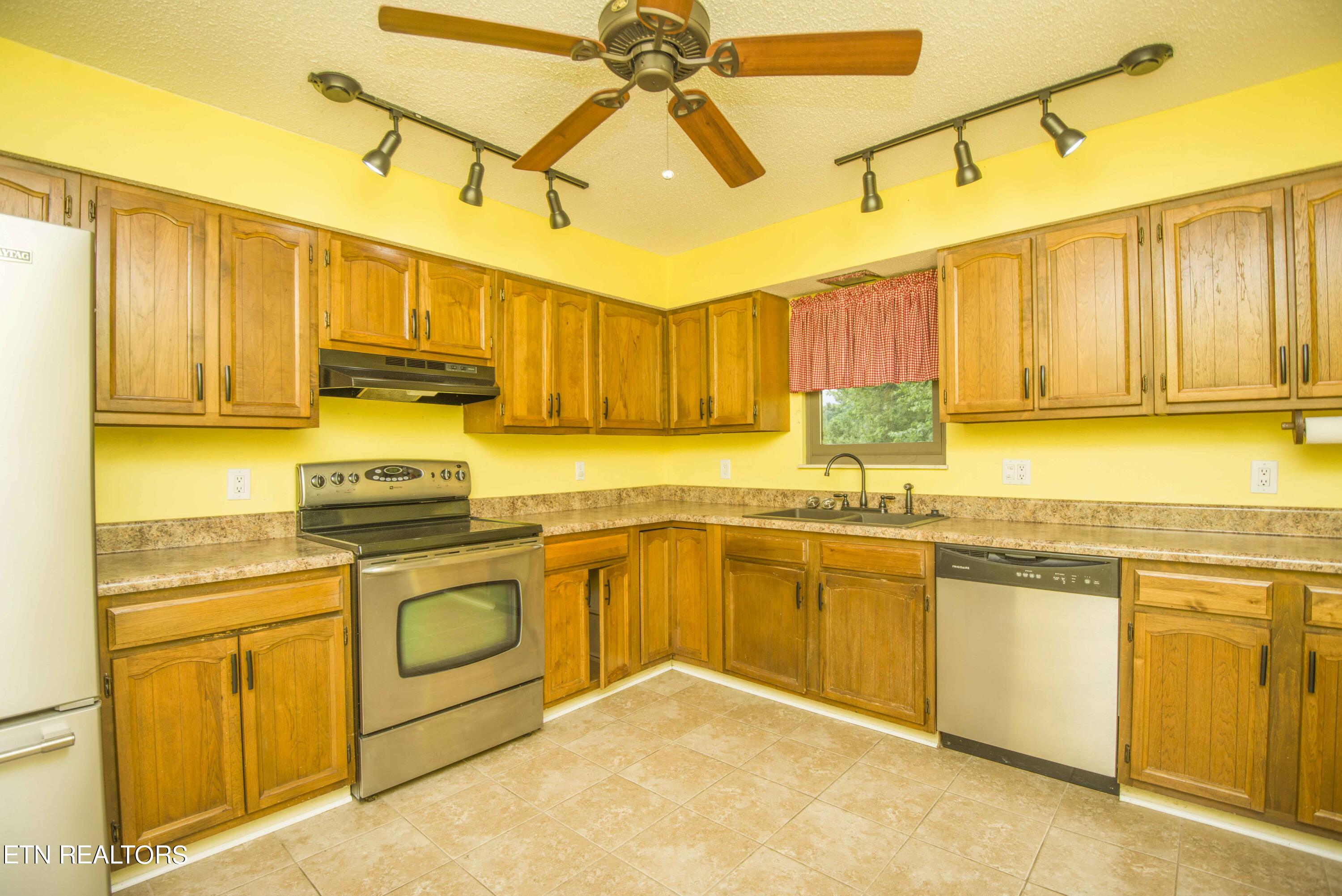 1503 Hidden Hills Drive Clinton, TN 37716 - Photo 9 of 49 kitchen 2_1