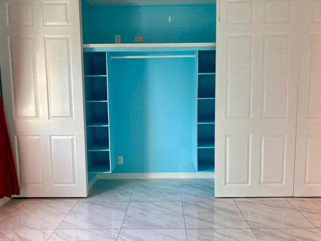 a view of entryway with a door