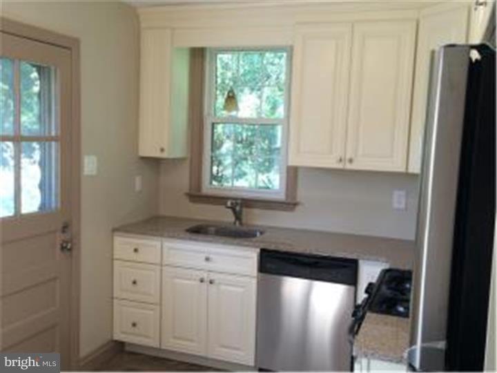 909 Village Road Folsom, PA 19033 - Photo 14 of 25 Kitchen