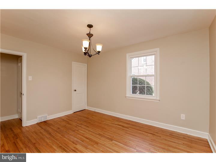 909 Village Road Folsom, PA 19033 - Photo 8 of 25 Dining Room