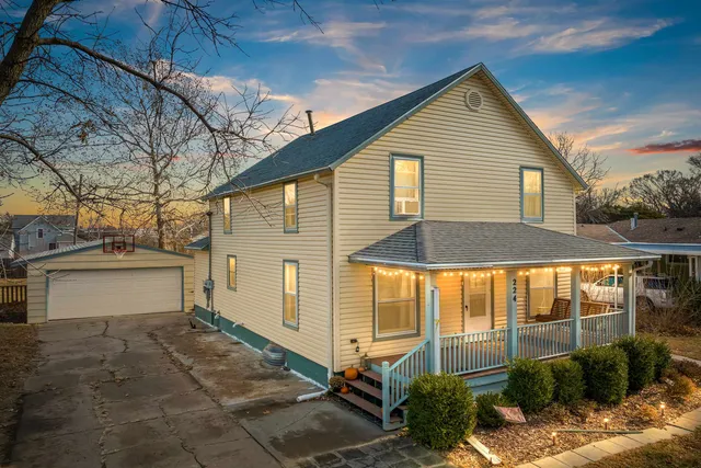 $190,000 | 224 South Weaver Street, Hesston, KS 67062