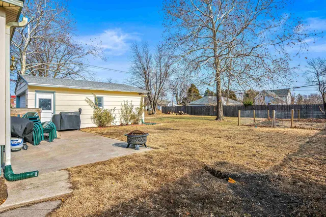 $190,000 | 224 South Weaver Street, Hesston, KS 67062