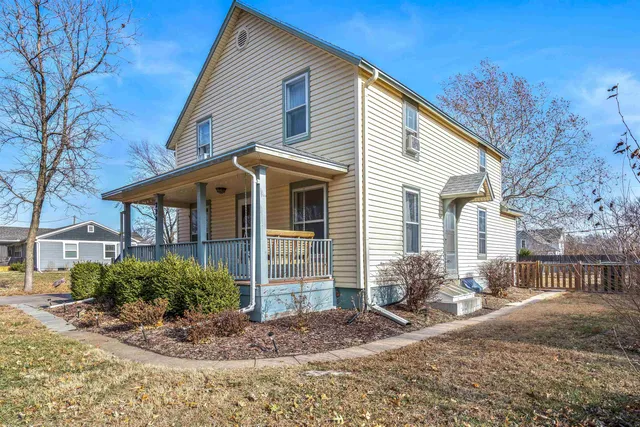 $190,000 | 224 South Weaver Street, Hesston, KS 67062