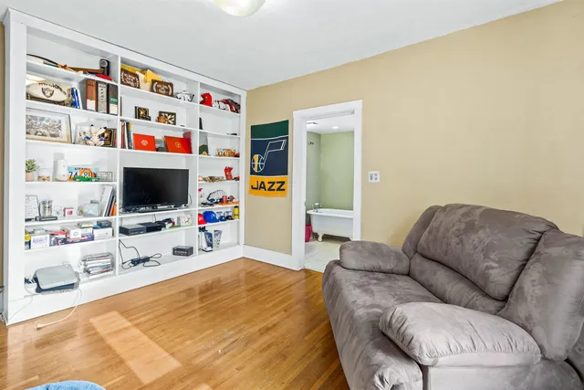 $190,000 | 224 South Weaver Street, Hesston, KS 67062