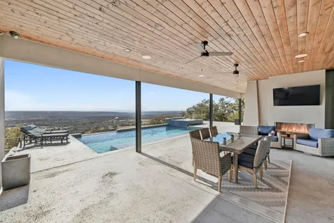 a building outdoor space with patio furniture and a ceiling fan