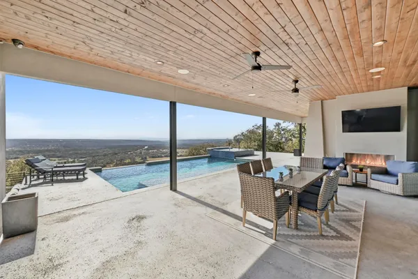 a building outdoor space with patio furniture and a ceiling fan