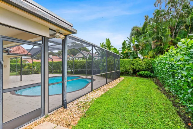 a view of a house with backyard and garden