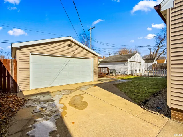 $153,000 | 1015 East Fairoaks Avenue, Peoria, IL 61603