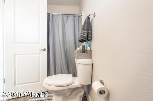 2600 Racquet Lane, Unit 7 Yakima, WA 98902 - Photo 11 of 23 a bathroom with a toilet and a shower