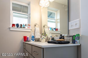 2600 Racquet Lane, Unit 7 Yakima, WA 98902 - Photo 12 of 23 a bathroom with a sink and a window
