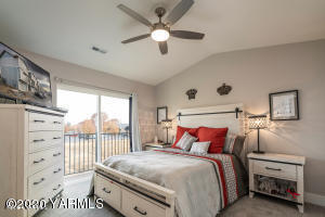 2600 Racquet Lane, Unit 7 Yakima, WA 98902 - Photo 13 of 23 a bedroom with a bed and a chandelier
