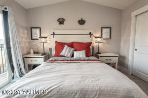 2600 Racquet Lane, Unit 7 Yakima, WA 98902 - Photo 14 of 23 a bedroom with a bed and a large mirror