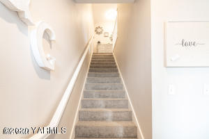 2600 Racquet Lane, Unit 7 Yakima, WA 98902 - Photo 16 of 23 a view of a hallway with wooden floor