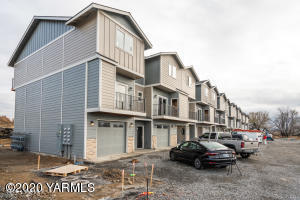 2600 Racquet Lane, Unit 7 Yakima, WA 98902 - Photo 20 of 23 a car parked in front of a white house