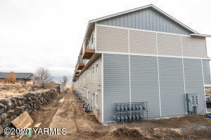 2600 Racquet Lane, Unit 7 Yakima, WA 98902 - Photo 22 of 23 a view of backyard of house