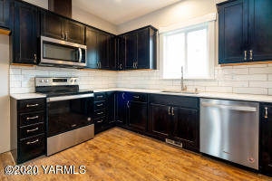 2600 Racquet Lane, Unit 7 Yakima, WA 98902 - Photo 4 of 23 a kitchen with stainless steel appliances granite countertop a sink and a stove