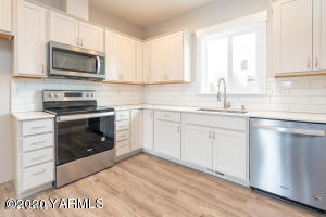 2600 Racquet Lane, Unit 7 Yakima, WA 98902 - Photo 5 of 23 a kitchen with cabinets stainless steel appliances a sink and a microwave