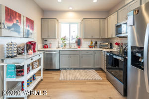 2600 Racquet Lane, Unit 7 Yakima, WA 98902 - Photo 6 of 23 a kitchen with stainless steel appliances a sink and cabinets