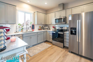 2600 Racquet Lane, Unit 7 Yakima, WA 98902 - Photo 7 of 23 a kitchen with stainless steel appliances a sink stove refrigerator and cabinets