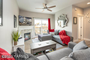 2600 Racquet Lane, Unit 7 Yakima, WA 98902 - Photo 9 of 23 a living room with furniture and a fireplace