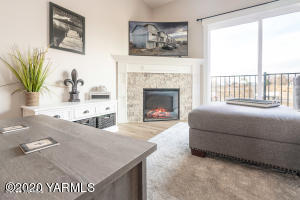 2600 Racquet Lane, Unit 7 Yakima, WA 98902 - Photo 10 of 23 a living room with furniture and a fireplace