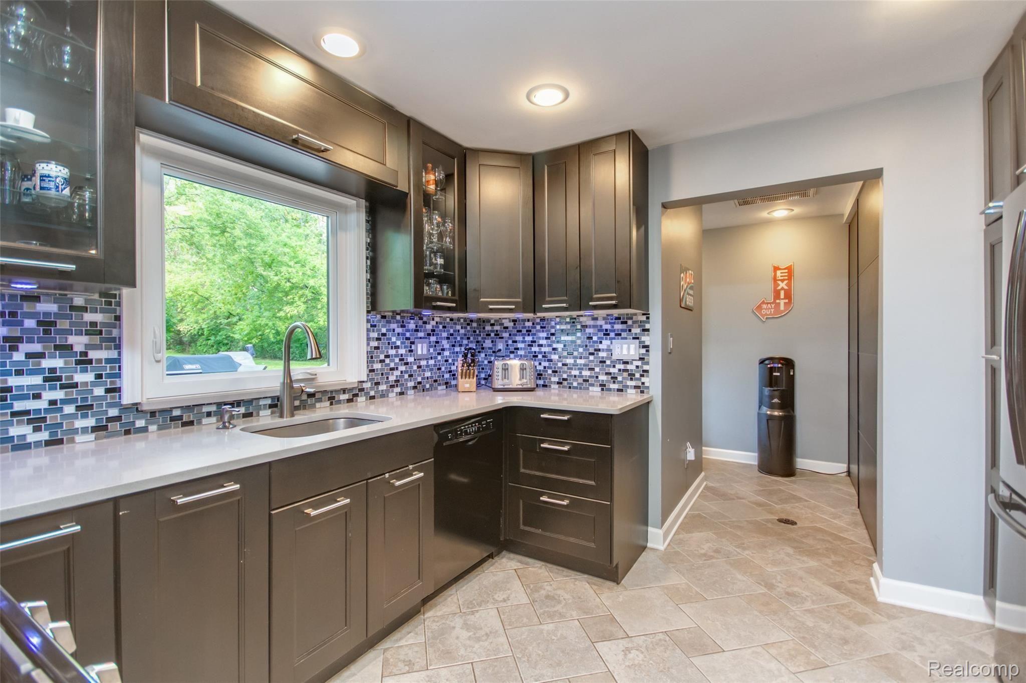 22921 Power Road Farmington, MI 48336 - Photo 11 of 40 DSC_1948enf.jpg