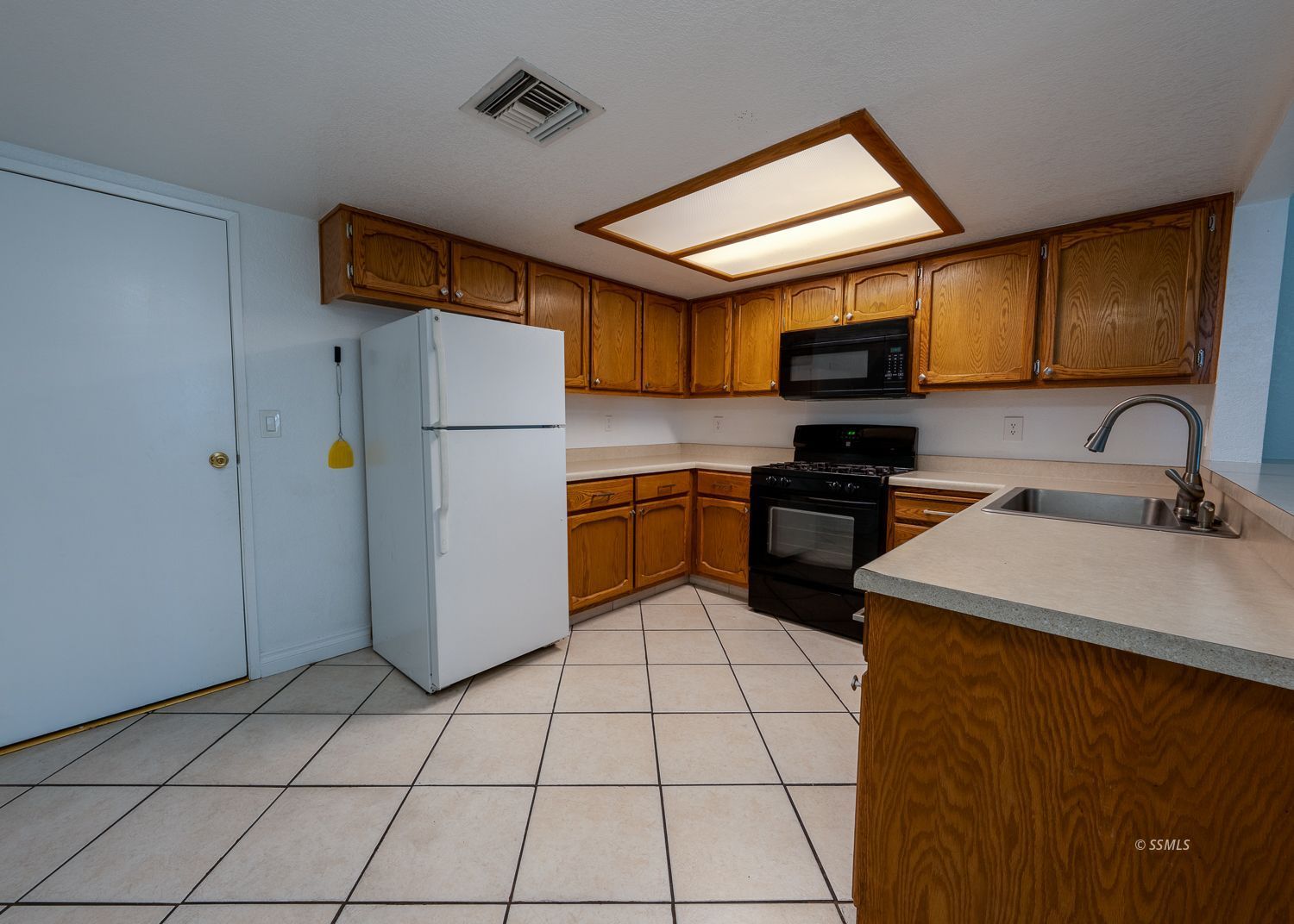 241 East Upjohn Avenue Ridgecrest, CA 93555 - Photo 3 of 28