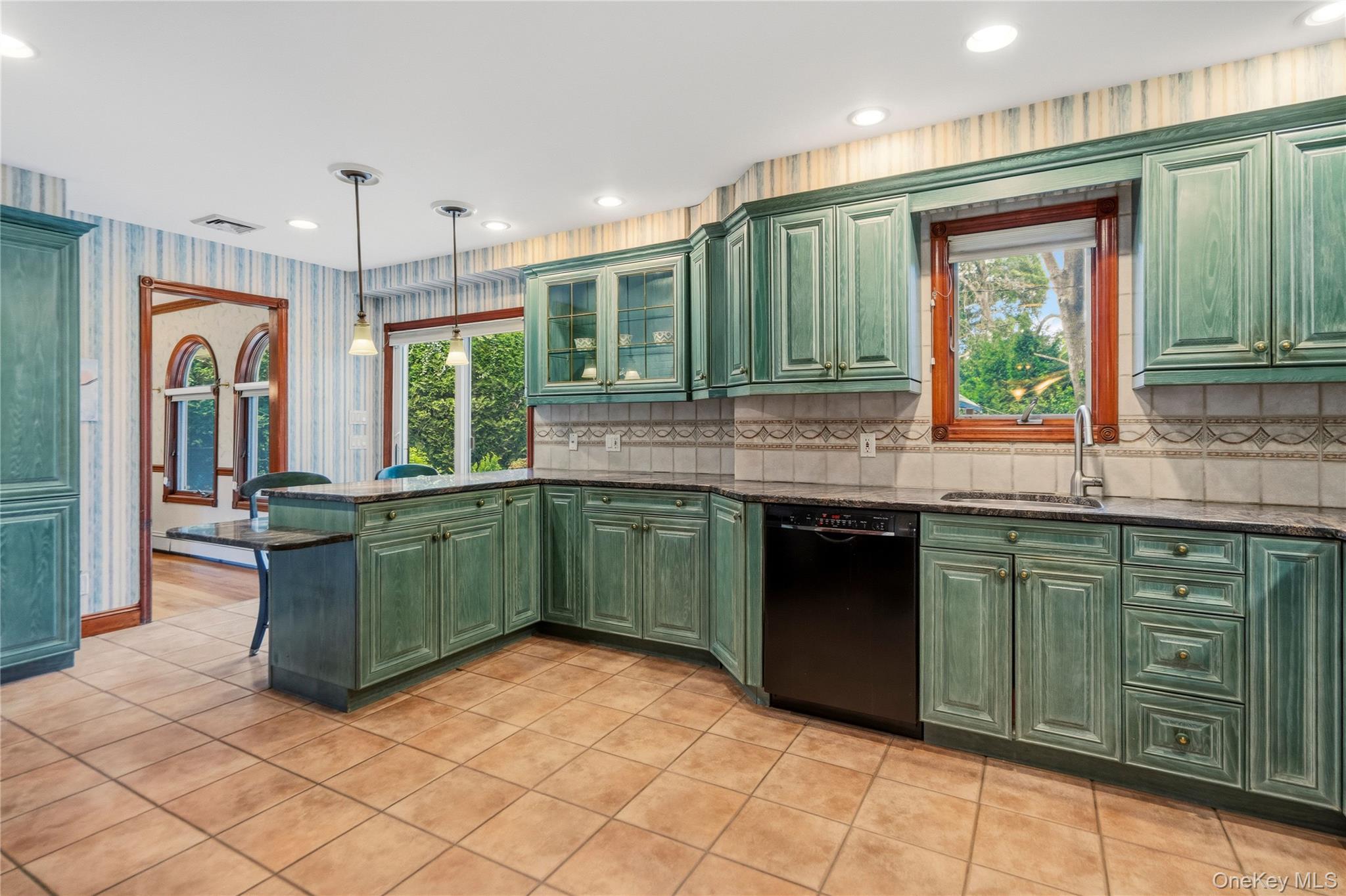 565 Mohawk Road West West Hempstead, NY 11552 - Photo 16 of 48