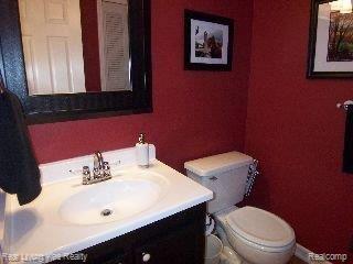 33 Meadow Wood Drive, Unit 170 Rochester, MI 48307 - Photo 14 of 25 Powder Room