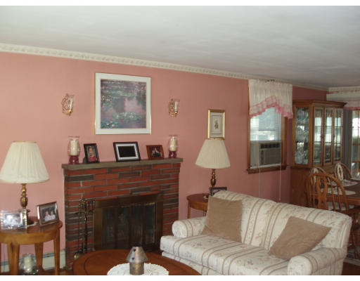 14 Augustus Road Waltham, MA 02452 - Photo 4 of 16 Gallery Image 4