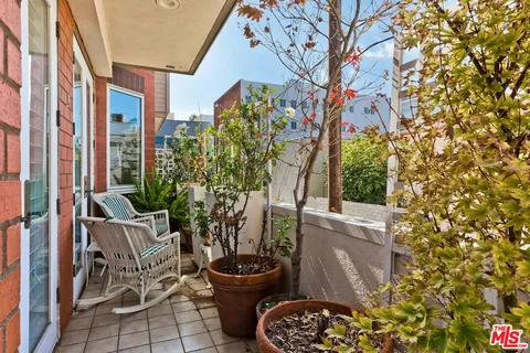 $1,499,000 | 121 North Almont Drive, Unit 205, Beverly Hills, CA 90211