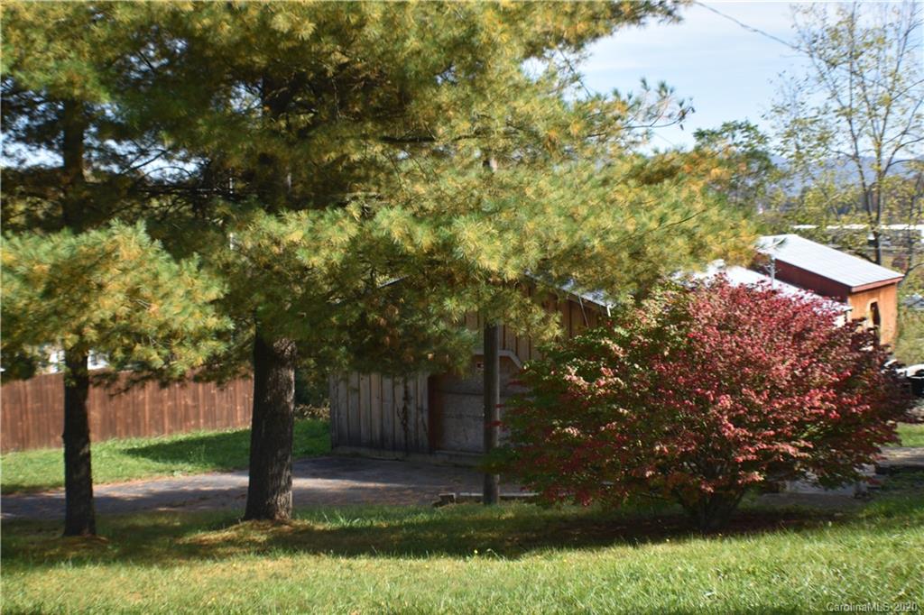 49 Trantham Road Canton, NC 28716 - Photo 8 of 10 a backyard of a house with lots of green space