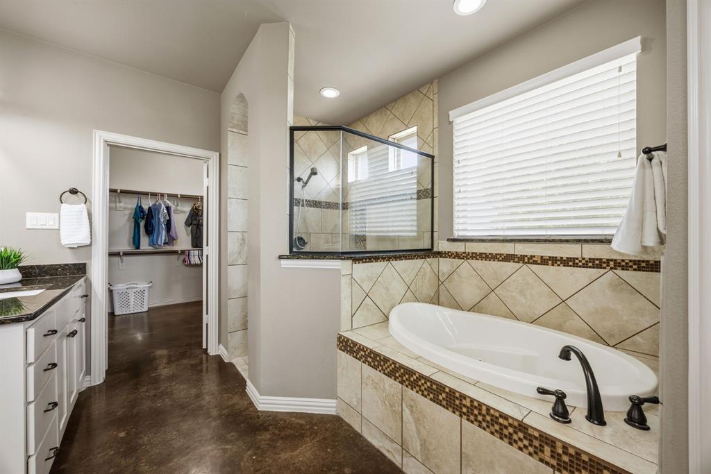 6621 Singleton Road Midlothian, TX 76065 - Photo 19 of 32 Huge walk-in closet with laundry room access.