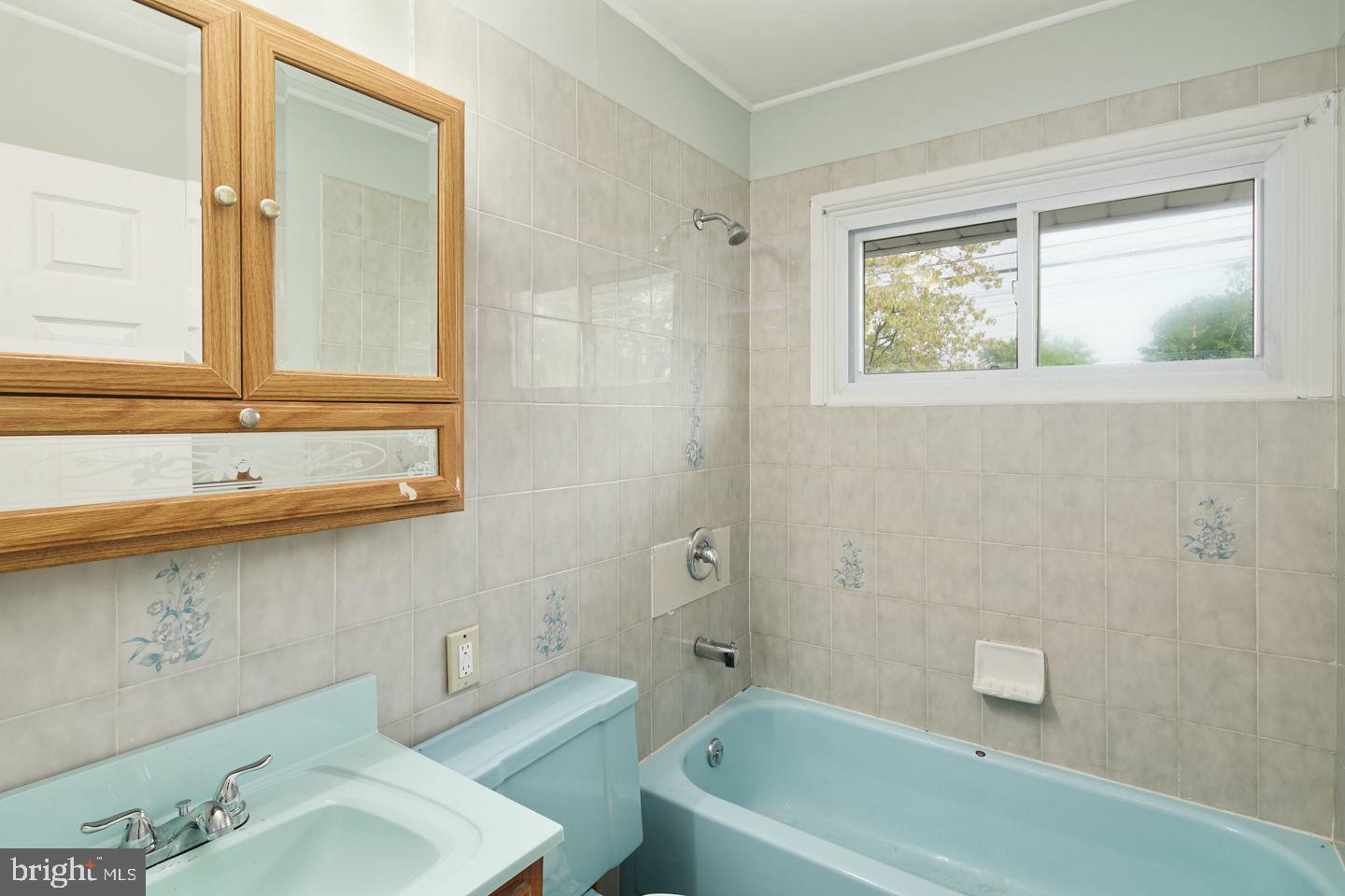 80 Queen Lily Road Levittown, PA 19057 - Photo 16 of 28 1st Floor Bathroom